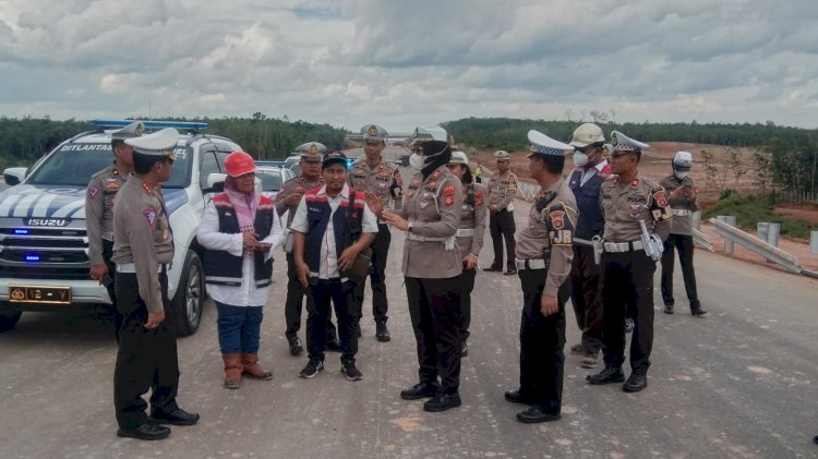 Direktur Lalu Lintas Polda Sumsel Kombes Pol M Pratama Adhyasastra saat meninjau kesiapan Tol Indralaya - Prabumulih/ist.