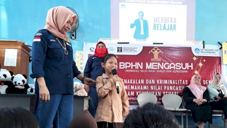 Penyuluhan Hukum BPHN Mengasuh oleh PBH Peradi Palembang di SDN 204 dan SDN 9 Palembang.(ist/rmolsumsel.id)   