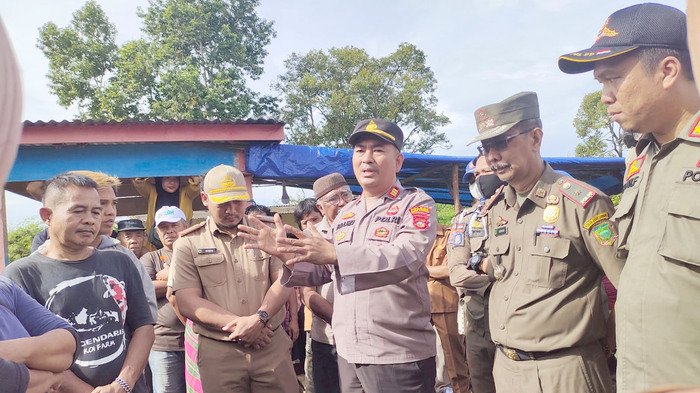  Petugas kembali menertibkan kawasan Pasar Pulo Mas/ist