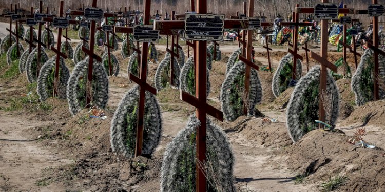 Kuburan warga tak dikenal yang dibunuh oleh tentara Rusia selama pendudukan di kota Bucha, Ukraina/Net