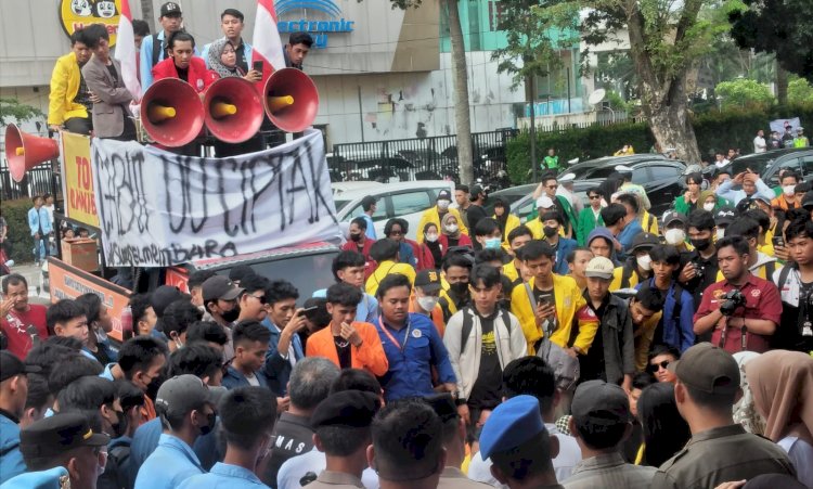 Demontrasi mahasiswa menolak penerapa Cipta Kerja/Foto:Dudi Oskandar/RMOL