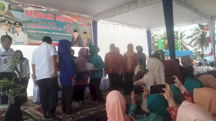 TP-PKK Empat Lawang bagikan ribuan paket sembako murah kepada warga yang kurang mampu/ist