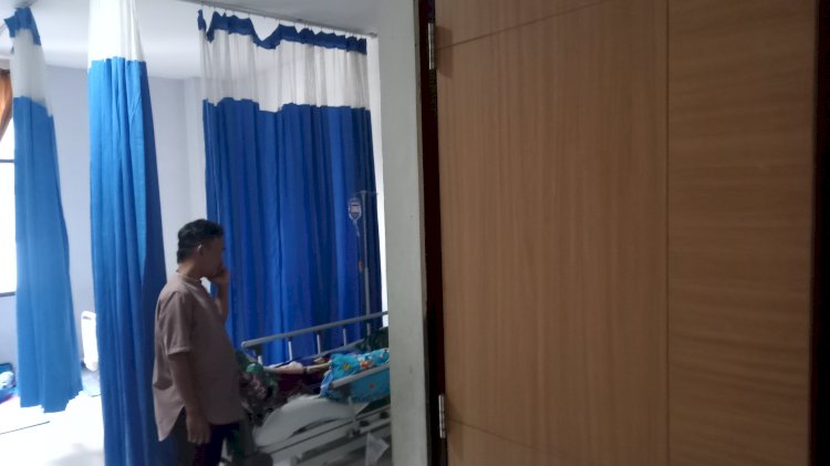Keluarga korban Minto sedang menjenguk Wasid yang terbaring di ruang perawatan RSUD HM Rabain/ist.