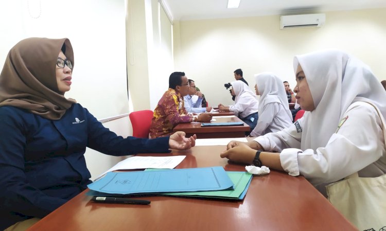 Direktur UT Palembang, Dr. Meita Istianda, S.IP, M.Si mewawancarai calon mahasiswa baru jalur SNBP/ist