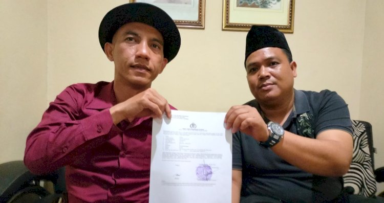 Kuasa hukum dua warga Desa Sebubus Pirliyanto SH menunjukkan bukti laporan polisi kepada wartawan/ist