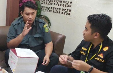 Jaksa Penuntut Umum (JPU) Kejari Ogan Komering Ulu (OKU) melimpahkan dua berkas Tipikor menjerat dua oknum kades sekaligus terkait kasus dugaan korupsi pungli Program Pendaftaran Tanah Sistematis Lengkap /ist