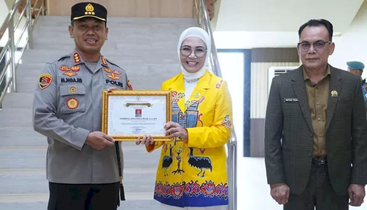 Ketua DPRD Sumsel, RA Anita Noeringhati saat memberikan penghargaan ke Kapolrestabes Palembang/ist