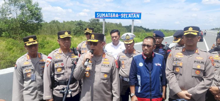 Kapolda Sumsel Irjen Pol Albertus Rachmad Wibowo saat meninjau ruas Tol Kayuagung-Lampung/ist.