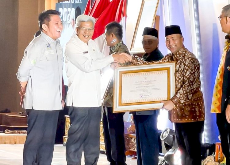 Pj Bupati Muba Apriyadi menerima penghargaan dari Pemprov Sumsel yang diberikan oleh Gubernur Sumsel Herman Deru dan Wakil Gubernur Mawardi Yahya/ist.