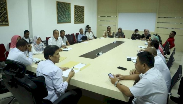Asisten II Pemkot Lubuklinggau, H Nobel Nawawi memimpin rapat persiapan operasi pasar murah/ist