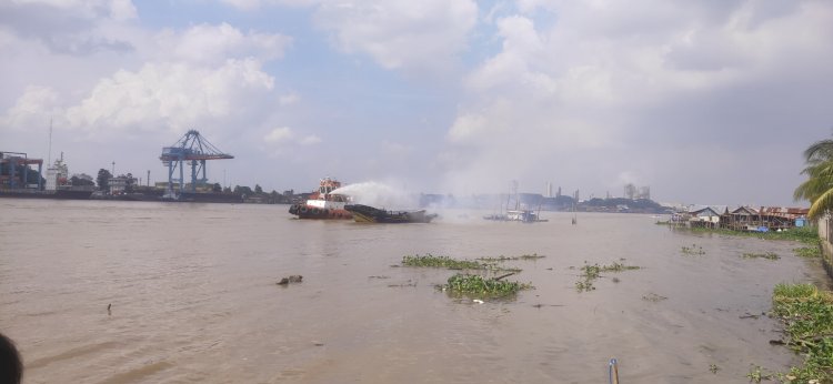 Kapal Pelita Berkah yang mengangkut beras hangus dilalap si jago merah di perairan Sungai Musi, Kelurahan 14 Ulu Palembang, Kamis (13/4/2023). (Adamrachman/Rmolsumsel.id)