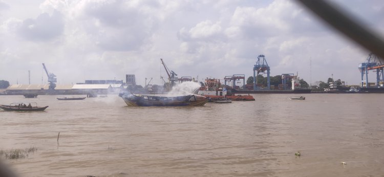 Kapal Pelita Berkah yang membawa beras sebanyak 38 Ton terbakar di perairan Sungai Musi Palembang pada Kamis, (13/4/2023) (Adamrachman/Rmolsumsel.id)