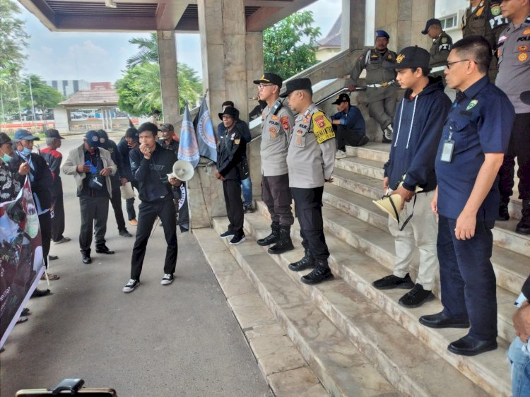 Puluhan warga yang tergabung dalam  Organisasi Rakyat Sipil  Indonesia (Orasi) dan Ikatan Keluarga Besar Air Sugihan (Ikbas) menggelar demo di halaman gedung DPRD Sumatera Selatan (Sumsel), Kamis (13/4).(Dudy Oskandar/rmolsumsel.id)   