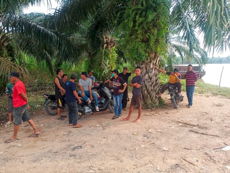 Sejumlah warga yang melakukan aksi protes penyetopan aktivitas pelabuhan di Desa Dangku. (ist/rmolsumsel.id) 