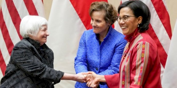 Menteri Keuangan AS Janet Yellen dan Menteri Keuangan RI Sri Mulyani Indrawati menandatangani kesepakatan yang disaksikan oleh CEO Millennium Challenge Corporation Alice Albright di kantor Dana Moneter Internasional di Washington DC pada Kamis, 13 April 2023/Net