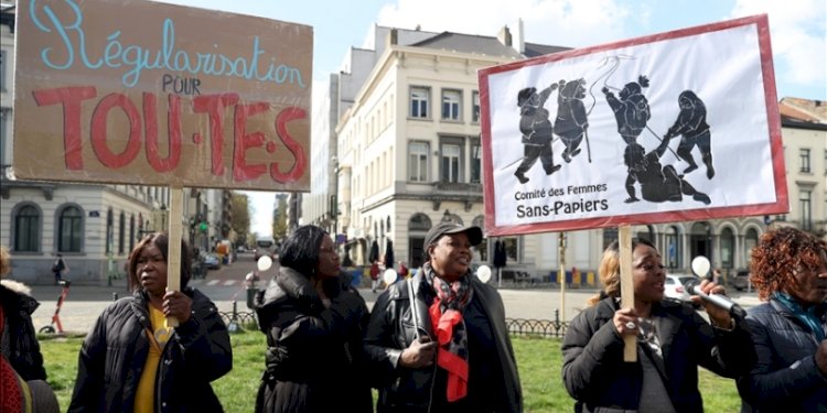 Para penggerak demo migran sedang berorasi di depan Gedung Parlemen Eropa di Brussel, pada Kamis, 13 April 2023/AA