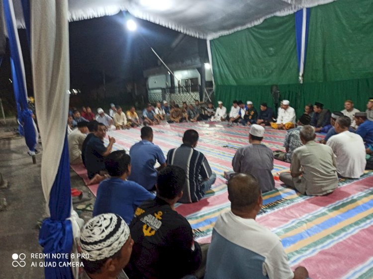 Ratusan warga saat menggelar rapat persiapan aksi damai menolak masuk wilayah Kabupaten Banyuasin/ist.
