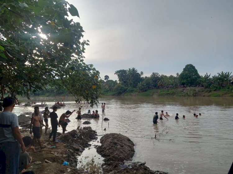 Upaya pencarian Adi Hartono (14) di sungai Lematang bertempat di  bawah Jembatan Lematang desa Rami Pasai Kecamatan Benakat. (Noviansyah/RmolSumsel.id)