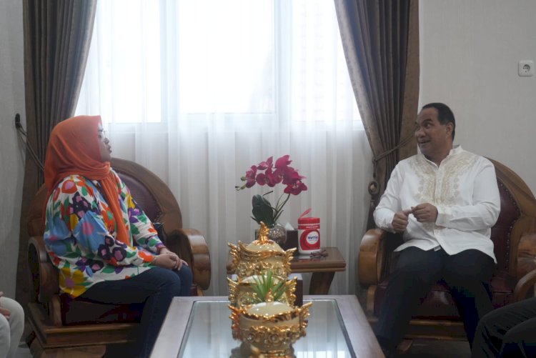 Kepala Kantor Wilayah Kemenkumham Sumatera Selatan, Ilham Djaya menerima audiensi dari Wakil Pemimpin Pemasaran Bisnis BNI Cabang Palembang, Rianita pada Jumat (14/04).(Dok. Humas KemenkumHAM)