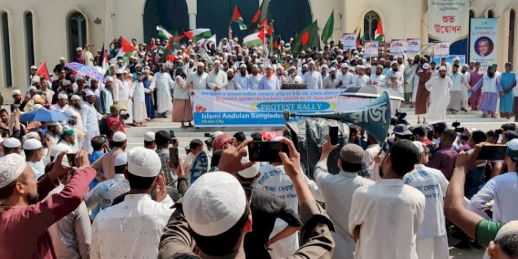 Para pengunjuk rasa berkumpul di depan Masjid Baitul Mukarram, Dhaka untuk menggelar aksi demonstrasi yang mengecam kekejaman Israel, pada Jumat, 14 April 2023/Middle East