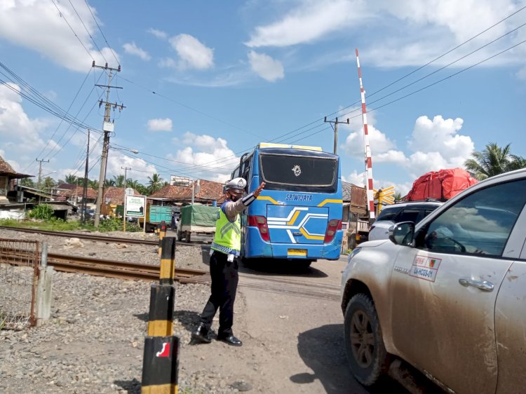 Petugas mengatur kendaraan di perlintasan Kereta Api/ist