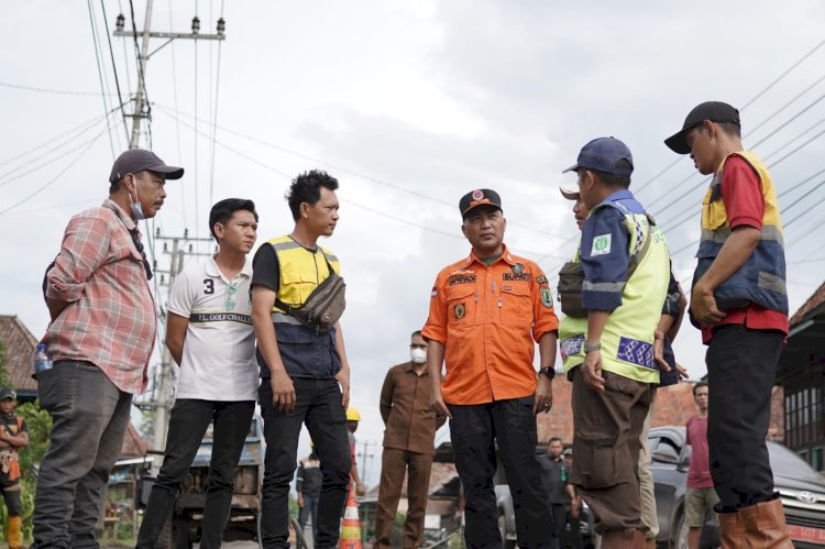 Pj Bupati Muba Apriyadi saat meninjau perbaikan jalan yang akan digunakan saat arus mudik lebaran/ist.