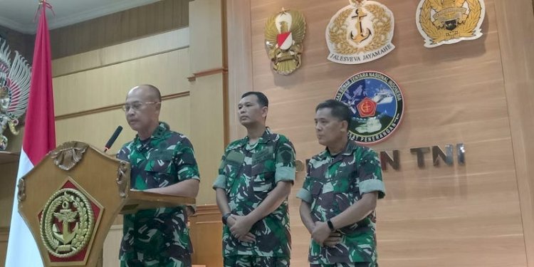 Kapuspen TNI Laksamana Pertama TNI Julius Widjojono saat jumpa pers di Mabes TNI, Cilangkap, Jakarta Timur, Minggu (16/4)/RMOL