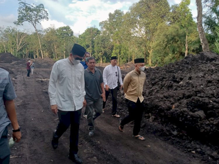 Plt Bupati Muara Enim mengecek kondisi jalan yang menjadi keluhan masyarakat dan melihat aktivitas penambangan tanpa izin di Desa Darmo. (Noviansyah/RmolSumsel.id)