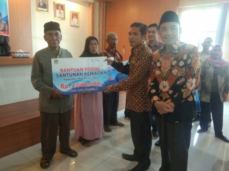 Bantuan sosail yang diberikan Pemkab Muratara. (ist/rmolsumsel.id) 