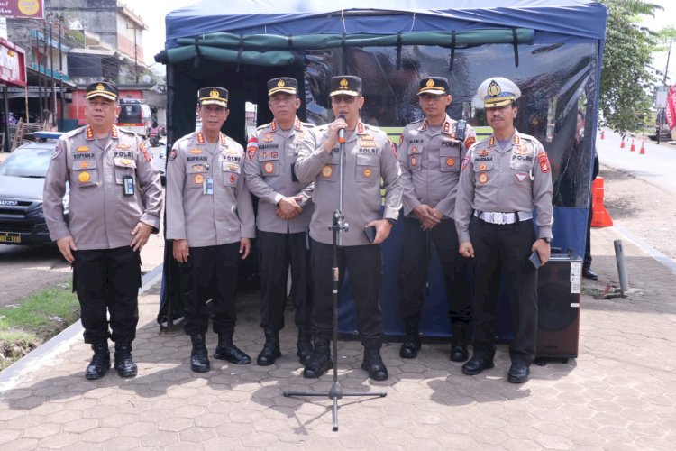 Kapolda Sumsel, Irjen Pol A Rachmad Wibowo, di sela-sela meninjau langsung Jalan nasional Provinsi Sumsel dalam rangka kesiapan arus mudik di Wilayah Provinsi Sumsel, Minggu (16/4).