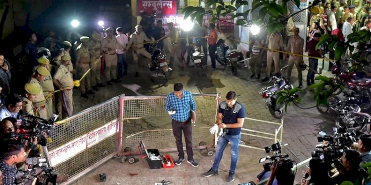 Petugas forensik memeriksa tempat Atiq Ahmed dan saudaranya Ashraf Ahmed ditembak mati/Net