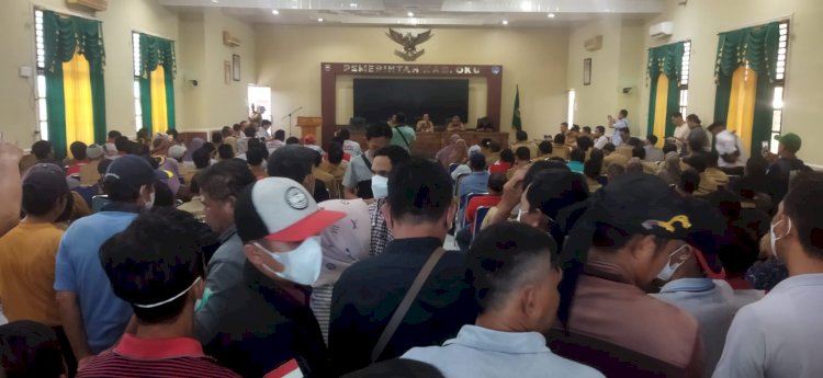 Ratusan perangkat desa di Kabupaten OKU belum gajian selama tiga bulan. Pemerintah Kabupaten setempat menjanjikan pembayaran gaji mereka akan dilakukan pada Selasa besok. (Amizon/RmolSumsel.id)