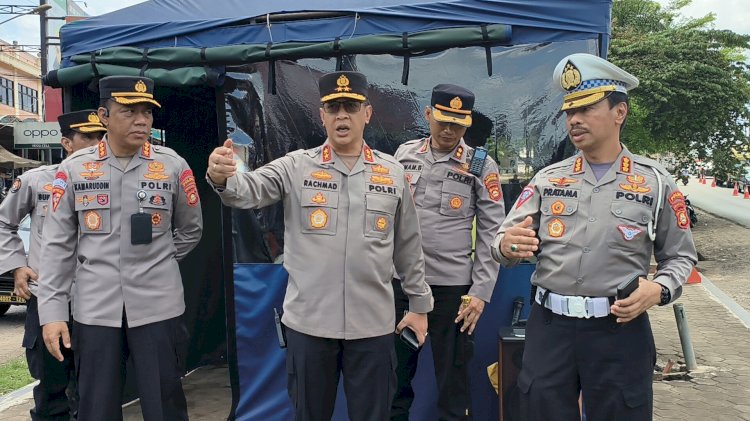 Kapolda Sumsel Irjen Pol Albertus Rachmad Wibowo saat meninjau persiapan arus mudik lebaran di Terminal Alang-Alang Lebar. (Fauzi/RmolSumsel.id)