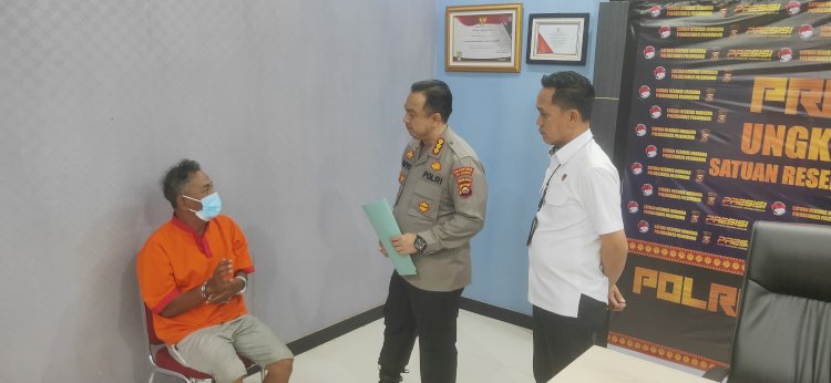 Kapolrestabes Palembang, Kombes Pol Harryo Sugihartono (tengah) saat berbincang dengan pelaku FS (53) di Mapolrestabes Palembang, Senin (17/4/2023). (Adamrachman/Rmolsumsel.id). 