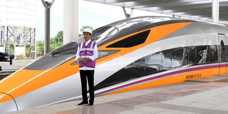  Presiden Joko Widodo saat meninjau gerbong kereta cepat Jakarta-Bandung/Ist