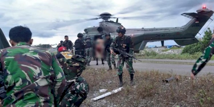 Evakuasi prajurit TNI yang ditembak Kelompok Kriminal Bersenjata (KKB)/Net