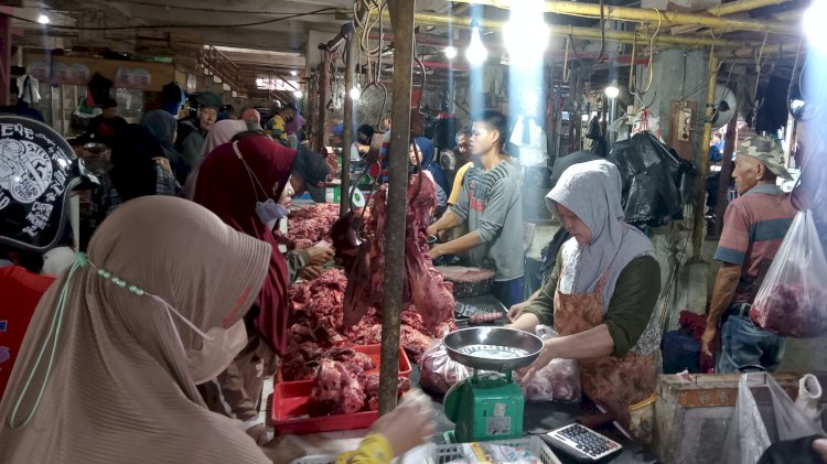 Pedagang daging sapi di pasar tradisional/ist