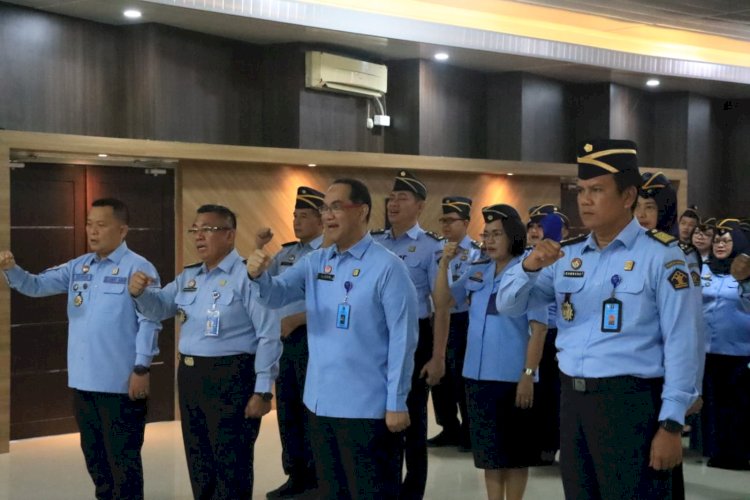 Menteri Hukum dan HAM, Yasonna H. Laoly, melepas keberangkatan bus Mudik Bareng bersama Kemenkumham, Selasa (18/04/2023). Sebanyak 1.071 Pegawai beserta keluarga Pegawai ikut dalam program mudik ini/ist