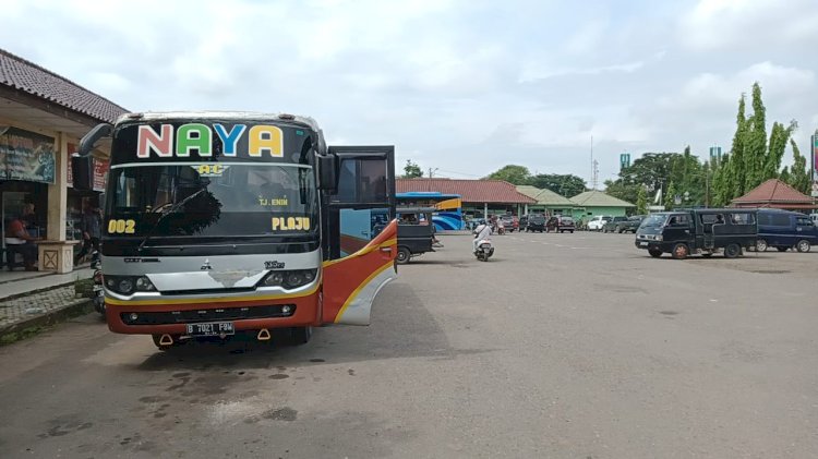 Tampak bus AKDP menunggu penumpang dengan tujuan Muara Enim-Palembang.