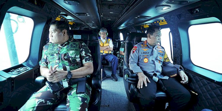 Panglima TNI Laksamana Yudo Margono bersama Kapolri Jenderal Listyo Sigit Prabowo memantau situasi arus mudik melalui helikopter/Ist