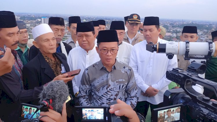 Kakanwil Kemenag Sumsel, Syafitri Irwan memberikan keterangan hasil pemantauan hilal yang dilakukan di atas gedung Hotel Aryaduta Palembang. (ist/rmolsumsel.id)