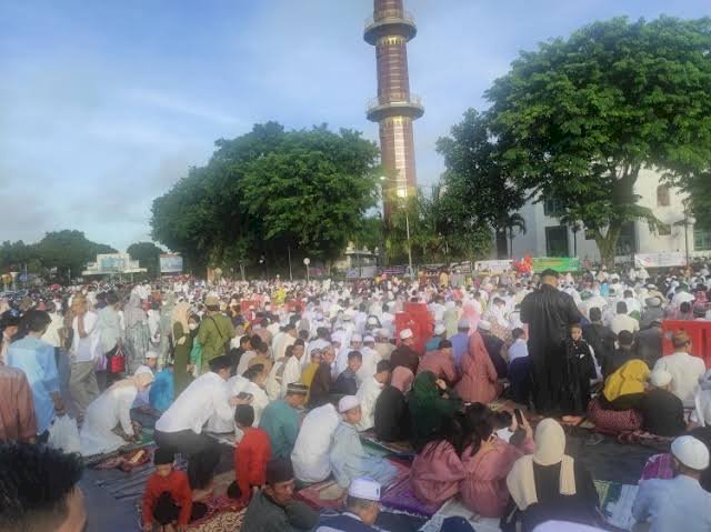 Ribuannwarga memadati halaman Masjid Agung SMB Jaya Wikramo Palembang untuk mengikuti shalat ied/dokumen.