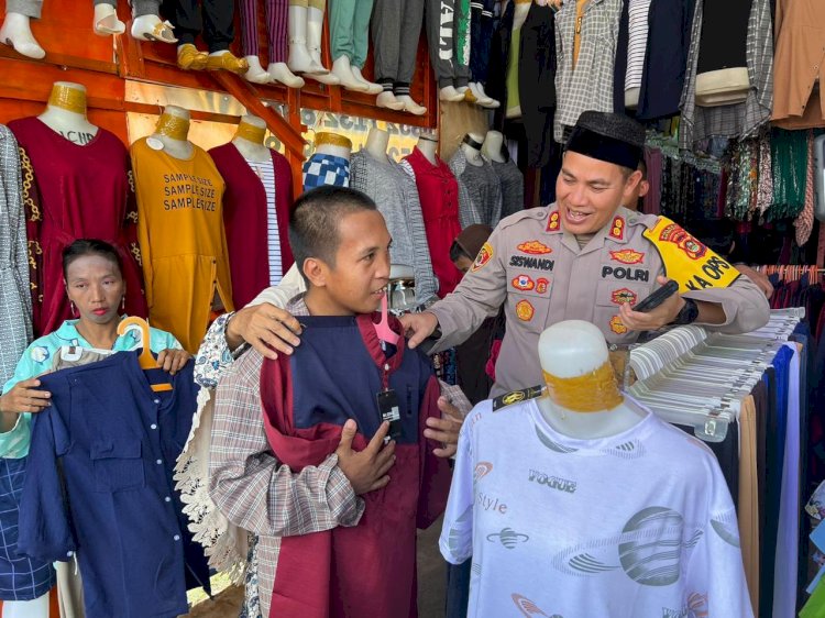 Kapolres Muba AKBP Siswandi menemani anak-anak Panti Asuhan El Nuza membeli baju lebaran/ist.