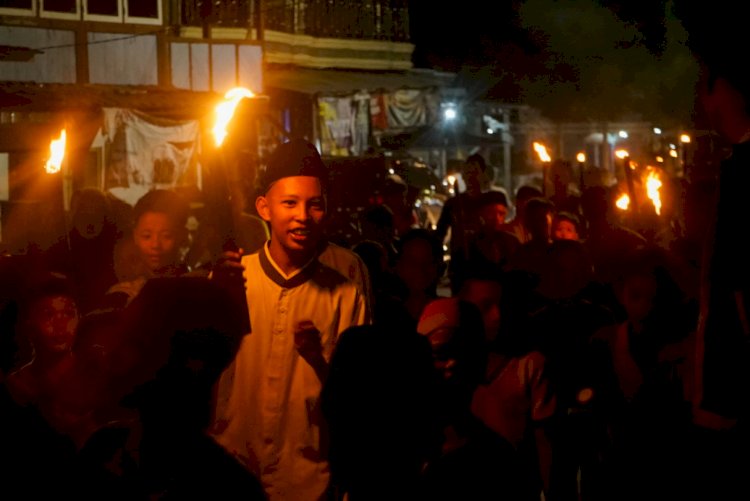 Ribuan masyarakat dari sejumlah desa di Kabupaten PALI mengikuti pawai obor dalam rangka memperingati idulfitri. (Humaidy Aditya Kenedy/Rmolsumsel). 