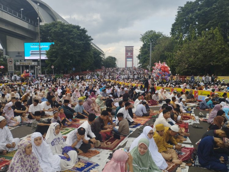 Ribuan masyarakat Kota Palembang Masjid Agung SMB Jaya Wikramo untuk mengikuti Shalat Ied 1444 H. (Amarullah Diansyah/Rmolsumsel). 