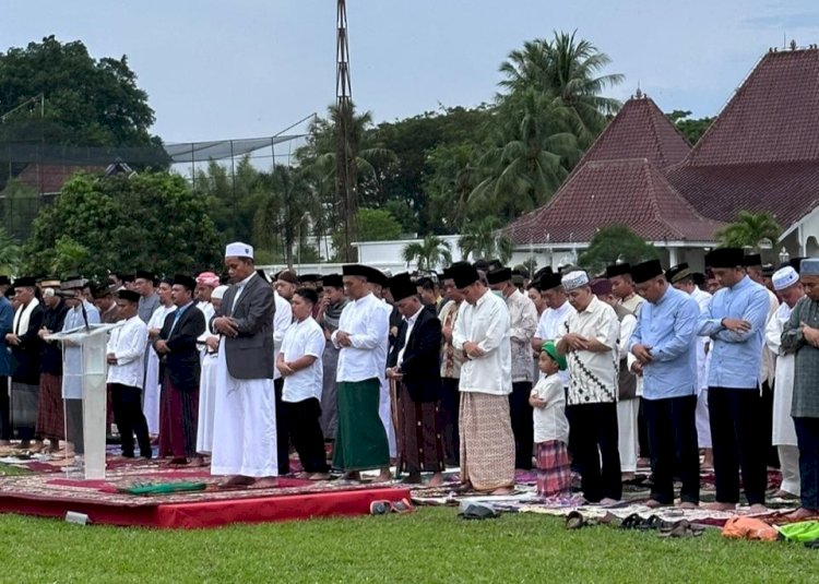 Suasana Shalat Ied di Halaman Pendopo Bumi Serasan Sekate berlangsung khidmat/ist.