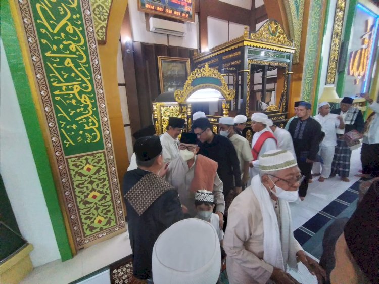 Jamaah bersalaman usai mengikuti Sholat Ied/ist
