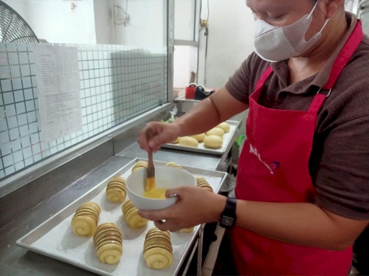 Pembuatan kue Lebaran oleh warga binaan pemasyarakatan (WBP) di lingkungan Lapas/Rutan yang ada di Kemenkumham Sumsel. (ist/rmolsumsel.id) 