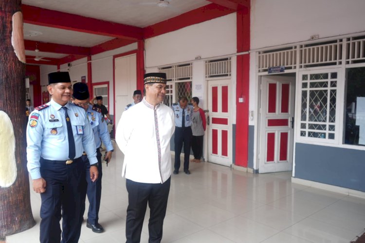 Kakanwil Kemenkumham Sumsel, Ilham Djaya meninjau pelaksanaan layanan kunjungan bagi Warga Binaan Pemasyarakatan pada Hari Idulfitri 1444 Hijriah/2023 di Lapas, Rutan, dan LPKA kota Palembang. Sabtu (22/4). (isr/rmolsumsel.id) 