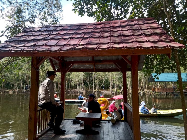 Petugas berjaga di lokasi tempat wisata Danau Shuji/ist